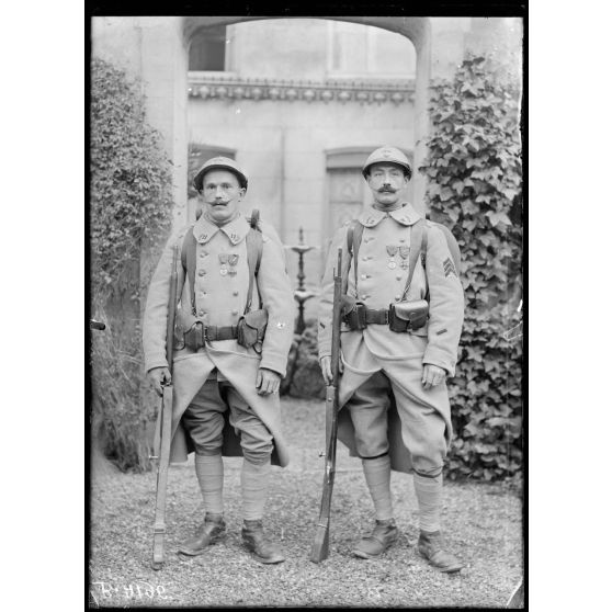 Regret (Meuse). Les soldats Bourillon, Pierre et Ducros décorés de la médaille militaire. [légende d'origine]