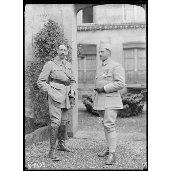 Regret (Meuse). Le capitaine Du Passage et le lieutenant Maestracci. [légende d'origine]