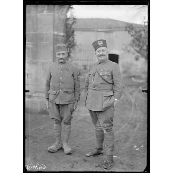 Regret (Meuse). Le lieutenant colonel Richaud, commandant le 4e zouaves, et le plus vieux zouave Redonnet (classe 1879). [légende d'origine]