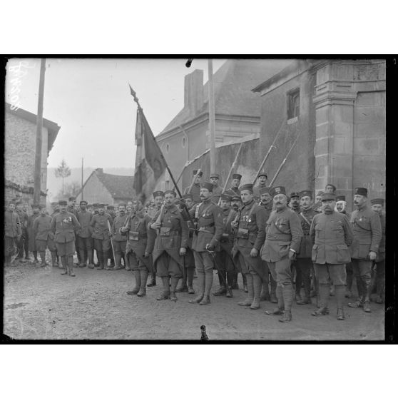 Regret (Meuse). Le drapeau du 4e zouaves décoré de la croix de guerre. [légende d'origine]