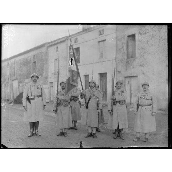 Regret (Meuse). Le drapeau du régiment colonial du Maroc décoré de la Légion d'Honneur et de la Croix de guerre. A gauche, le commandant Nicolaï. [légende d'origine]