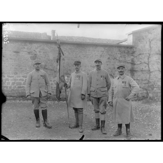Regret (Meuse). Capitaine Plouhinec, adjudant Bigourd, caporal Bouchet, soldat Lacruche du 321e. Le drapeau du 321e décoré de la croix de guerre. [légende d'origine]