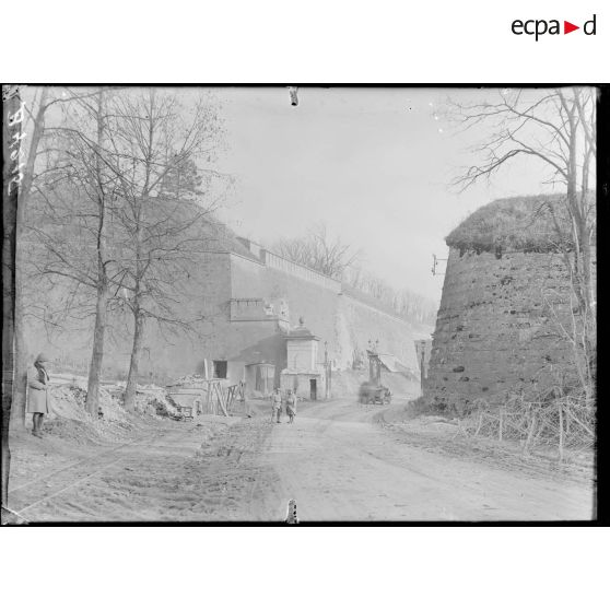 Verdun, la porte neuve. [légende d’origine]