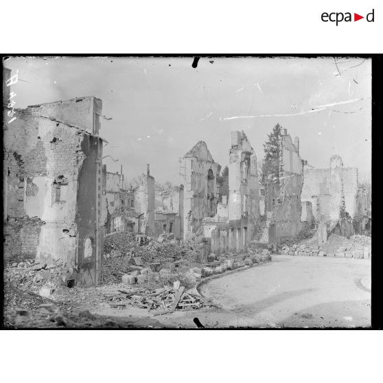 Verdun, la place d’armes. [légende d’origine]