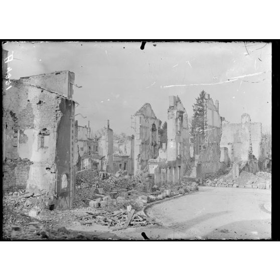 Verdun, la place d’armes. [légende d’origine]