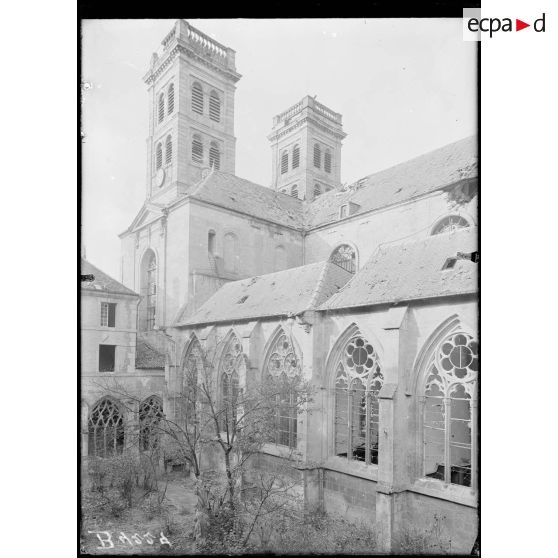 Verdun, la cathédrale et cour du cloître. [légende d’origine]
