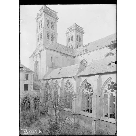 Verdun, la cathédrale et cour du cloître. [légende d’origine]