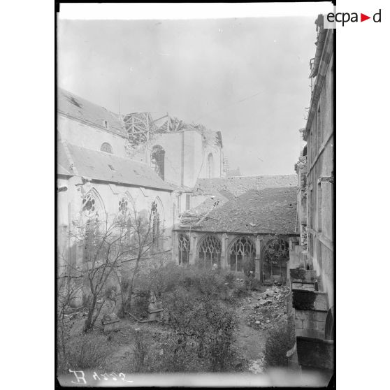 Verdun, la cathédrale et cour du cloître. [légende d’origine]