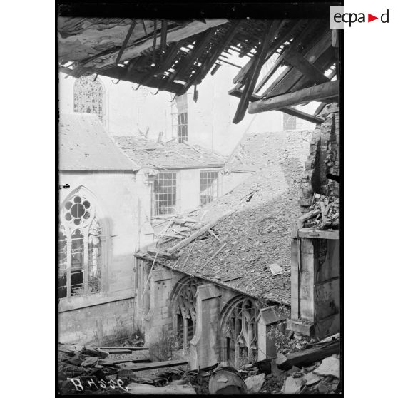Verdun, la cathédrale et cour du cloître. [légende d’origine]