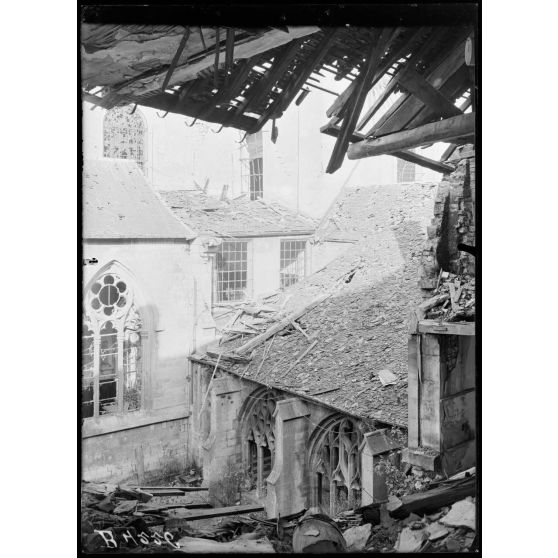 Verdun, la cathédrale et cour du cloître. [légende d’origine]