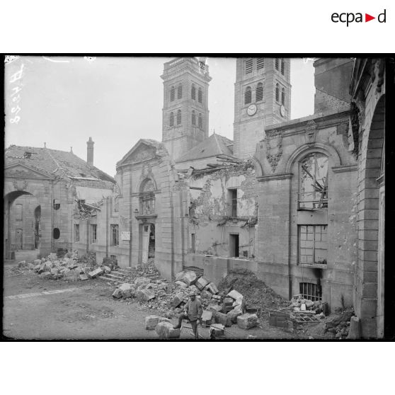 Verdun, cour de l’Evêché. [légende d’origine]