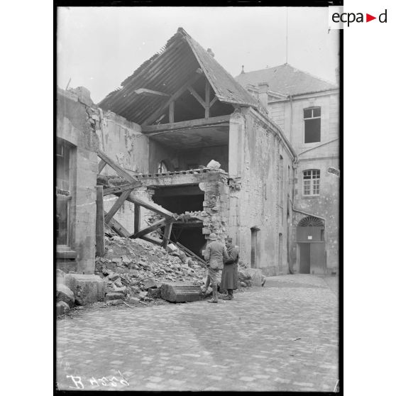 Verdun, collège Ste Marguerite, bâtiments éventrés. [légende d’origine]