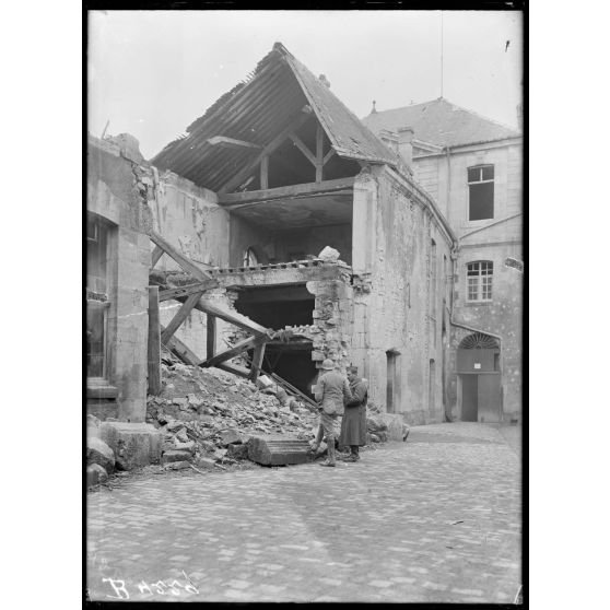 Verdun, collège Ste Marguerite, bâtiments éventrés. [légende d’origine]