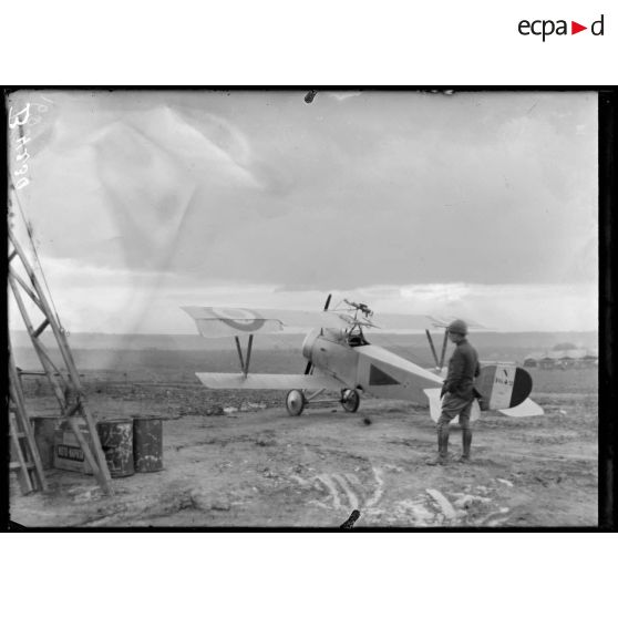 Lemmes (Meuse), camp d’aviation, un avion de chasse. [légende d’origine]