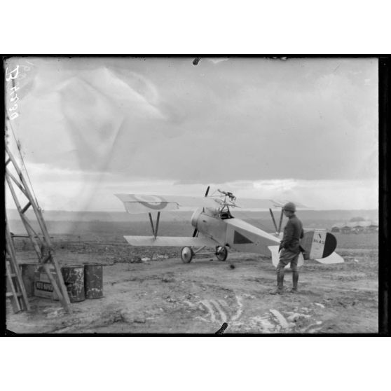 Lemmes (Meuse), camp d’aviation, un avion de chasse. [légende d’origine]