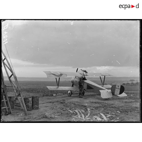 Lemmes (Meuse), camp d’aviation, un avion de chasse. [légende d’origine]