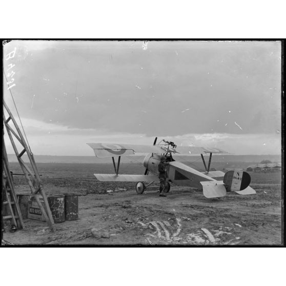 Lemmes (Meuse), camp d’aviation, un avion de chasse. [légende d’origine]