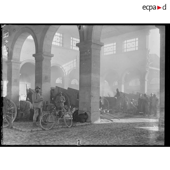 Verdun, le marché couvert servant d’abri aux cuisines roulantes. [légende d’origine]