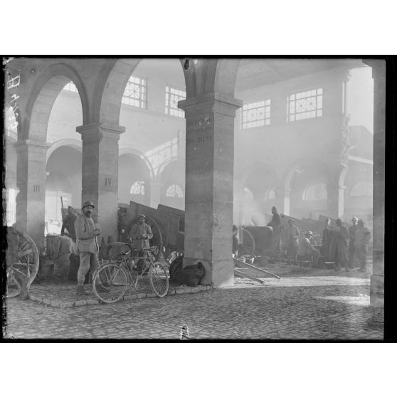 Verdun, le marché couvert servant d’abri aux cuisines roulantes. [légende d’origine]