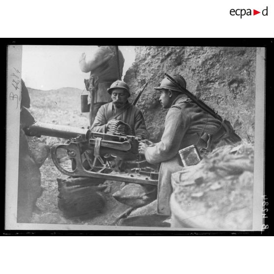 Fort de Vaux. Mitrailleuse allemande retrouvée intacte et dont se servent nos soldats. [légende d'origine]