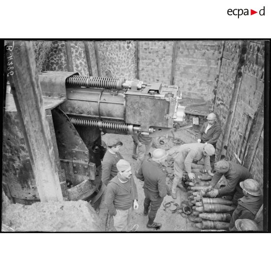 Belrupt (près). Canon de 140 mm de marine casematé en position. [légende d'origine]