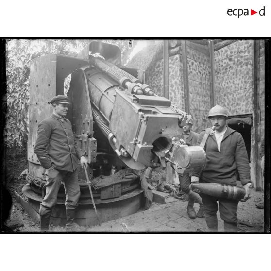Belrupt (près). Canon de 140 mm de marine casematé en position, le chargement de la pièce. [légende d'origine]