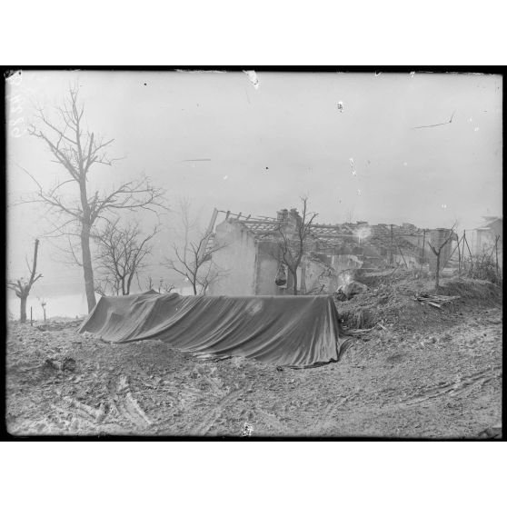 Belleville (Meuse), canon de 164 de marine camouflé. [légende d’origine]