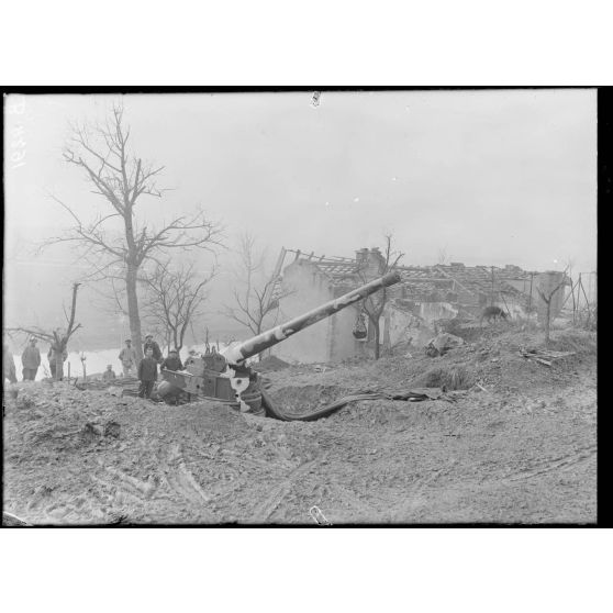 Belleville (Meuse), canon de 164 de marine décamouflé. [légende d’origine]