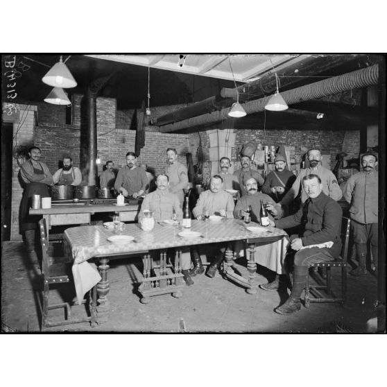 Verdun. La citadelle. Cuisine du mess. [légende d'origine]
