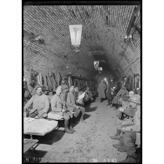 Verdun, la citadelle, une chambrée. [légende d’origine]