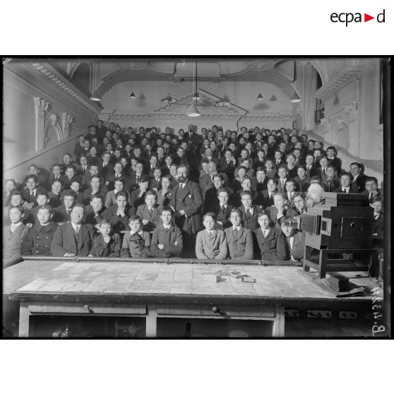 Paris, lycée Henri IV, conférence par M. Hertz. [légende d’origine]