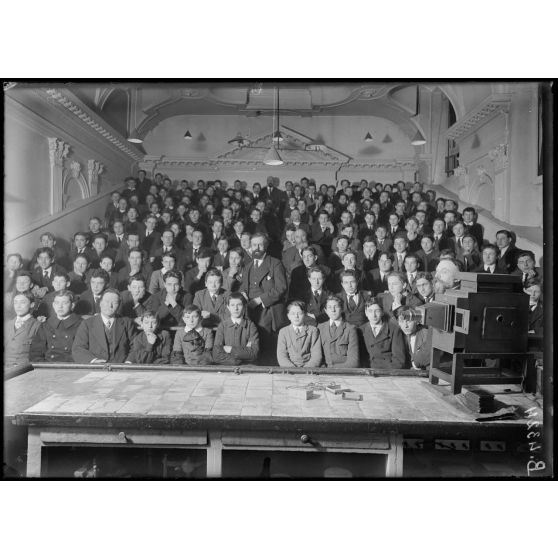 Paris, lycée Henri IV, conférence par M. Hertz. [légende d’origine]