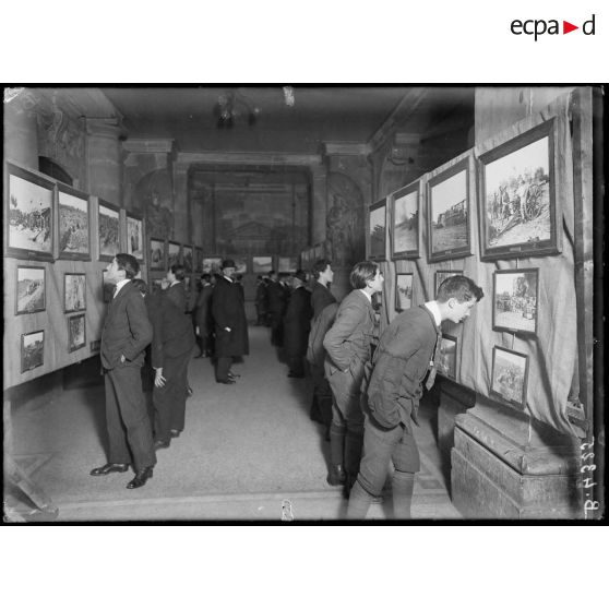 Paris, lycée Henri IV, exposition de photos de la SPA. [légende d’origine]