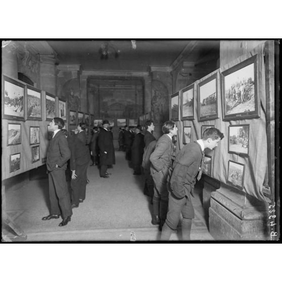 Paris, lycée Henri IV, exposition de photos de la SPA. [légende d’origine]