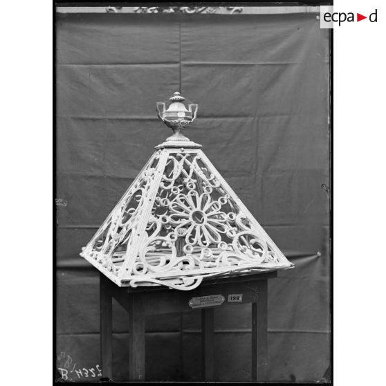 Petit Palais, exposition des œuvres d’arts mutilées. Lutrin de la cathédrale de Verdun, 18e siècle. [légende d’origine]