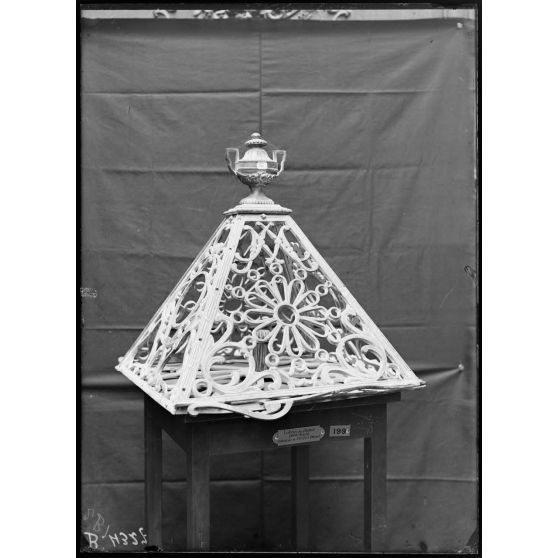 Petit Palais, exposition des œuvres d’arts mutilées. Lutrin de la cathédrale de Verdun, 18e siècle. [légende d’origine]