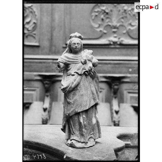Petit Palais, exposition des œuvres d’arts mutilées, vierge de la rue du St Esprit à Verdun, 17e siècle. [légende d’origine]