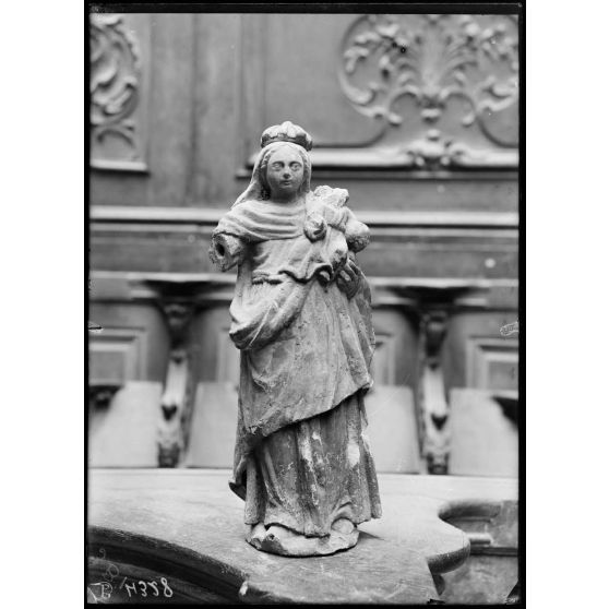 Petit Palais, exposition des œuvres d’arts mutilées, vierge de la rue du St Esprit à Verdun, 17e siècle. [légende d’origine]