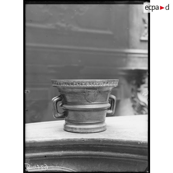 Petit Palais, exposition des œuvres d’arts mutilées, mortier de bronze daté de 1507 appartenant aux hospices de Verdun. [légende d’origine]