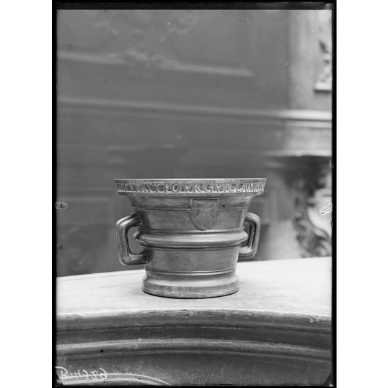 Petit Palais, exposition des œuvres d’arts mutilées, mortier de bronze daté de 1507 appartenant aux hospices de Verdun. [légende d’origine]