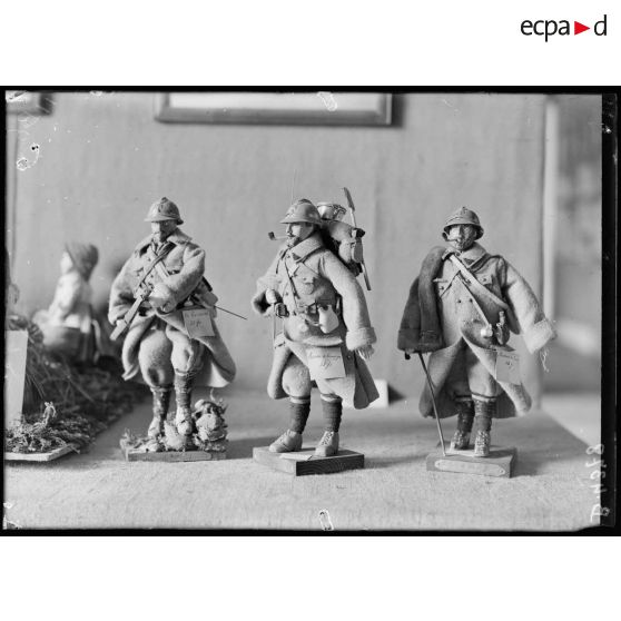 Exposition des jouets aux arts décoratifs, quelques poilus. [légende d’origine]