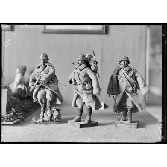 Exposition des jouets aux arts décoratifs, quelques poilus. [légende d’origine]