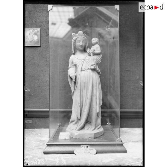 Petit Palais, exposition des œuvres d’arts mutilées, vierge et enfant Jésus XIVe siècle (château d’Aulnois). [légende d’origine]