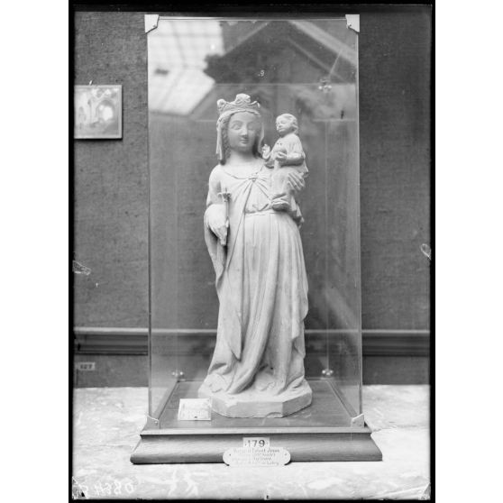 Petit Palais, exposition des œuvres d’arts mutilées, vierge et enfant Jésus XIVe siècle (château d’Aulnois). [légende d’origine]