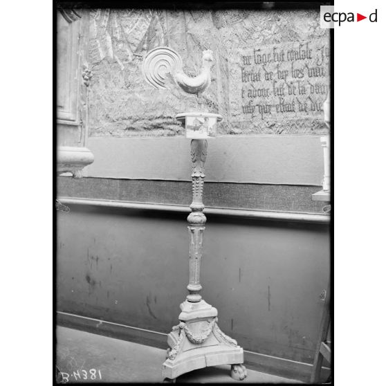 Petit Palais, exposition des œuvres d’arts mutilées, coq du clocher de l’église de Cauroy (Marne), chandelier bois sculpté. [légende d’origine]