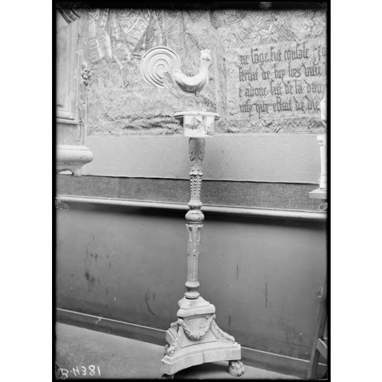 Petit Palais, exposition des œuvres d’arts mutilées, coq du clocher de l’église de Cauroy (Marne), chandelier bois sculpté. [légende d’origine]