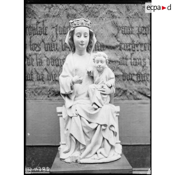 Petit Palais, exposition des œuvres d’arts mutilées, vierge assise bois sculpté église des Hurlus. [légende d’origine]