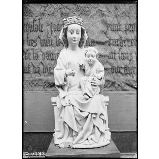 Petit Palais, exposition des œuvres d’arts mutilées, vierge assise bois sculpté église des Hurlus. [légende d’origine]