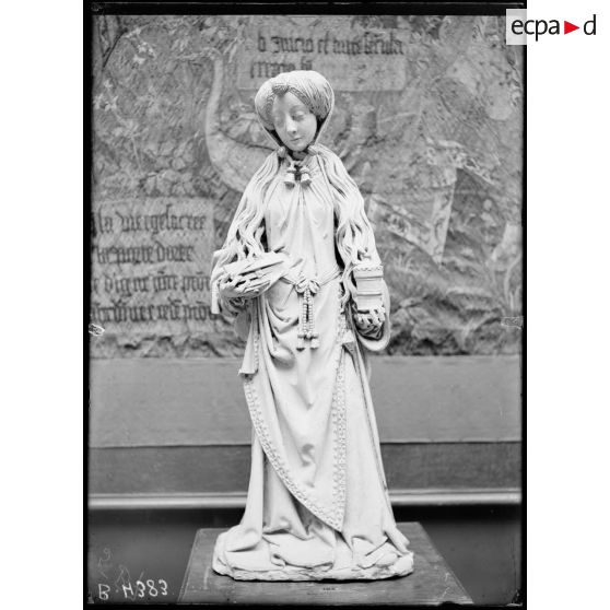 Petit Palais, exposition des œuvres d’arts mutilées, statue dite La châtelaine, pierre XVIe siècle, de l’église de Génicourt/Meuse. [légende d’origine]