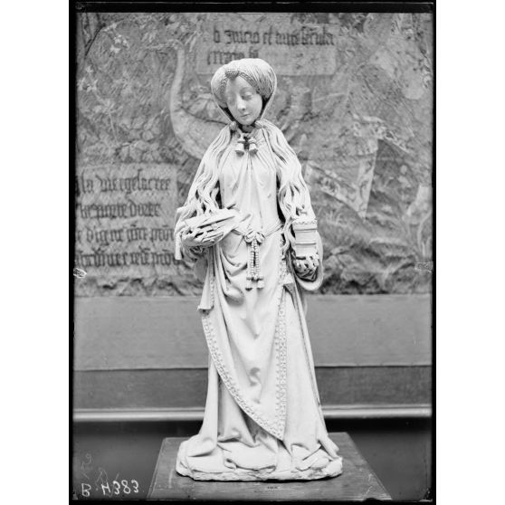 Petit Palais, exposition des œuvres d’arts mutilées, statue dite La châtelaine, pierre XVIe siècle, de l’église de Génicourt/Meuse. [légende d’origine]